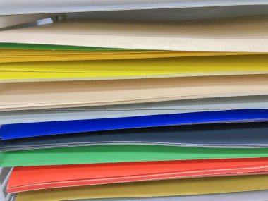 Katlanmış çok renkli kağıt ve karton kağıtların arkaplanı.