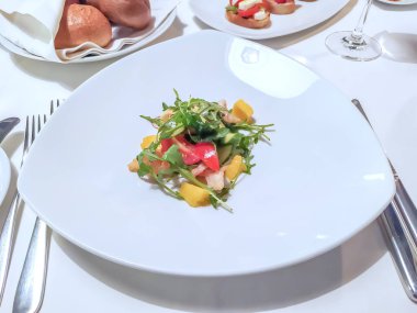 Taze salata kasesi, karides, domates, avokado ve roka, yakın plan. Sağlıklı yiyecekler. Temiz yemek...