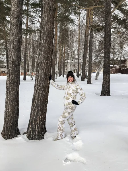 Junge Lächelnde Frau Genießt Verschneiten Wintertag — Stockfoto