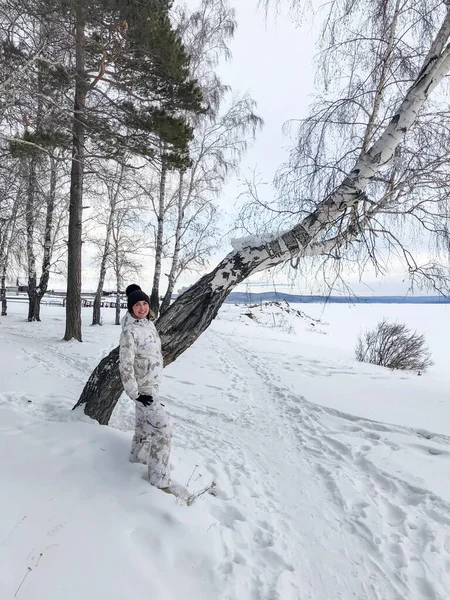 Ung Leende Kvinna Njuter Snöig Vinterdag — Stockfoto