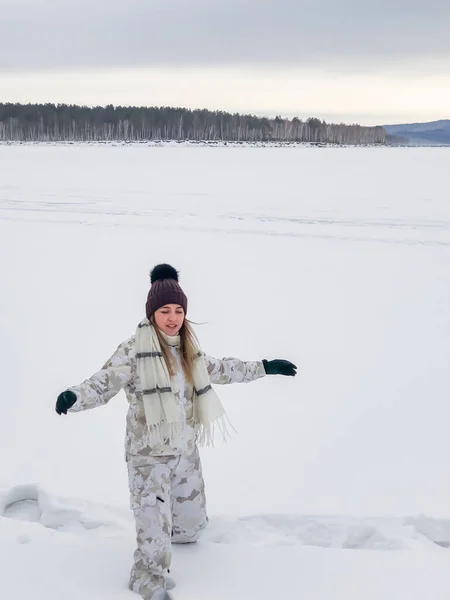 Joven Mujer Sonriente Disfruta Nieve Día Invierno —  Fotos de Stock