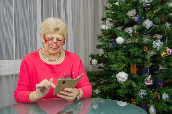 Mulher Usando Smartphone Conceito Usar Telefone Essencial Vida Cotidiana — Fotografia de Stock