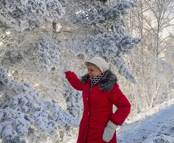 Mujer Sonriente Disfrutando Día Soleado Invierno Bosque Nevado —  Fotos de Stock