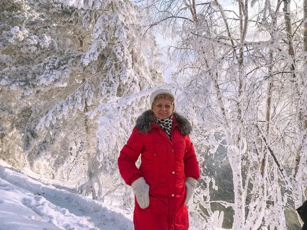 Lächelnde Frau Genießt Den Sonnigen Wintertag Verschneiten Wald — Stockfoto