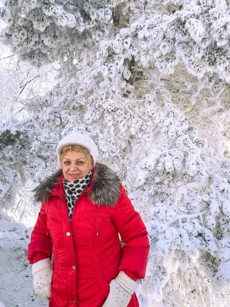 Mujer Sonriente Disfrutando Día Soleado Invierno Bosque Nevado —  Fotos de Stock