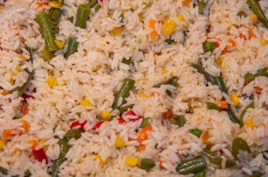 Sebze ve otlarla pişirilmiş uzun pirinç, arka plan..