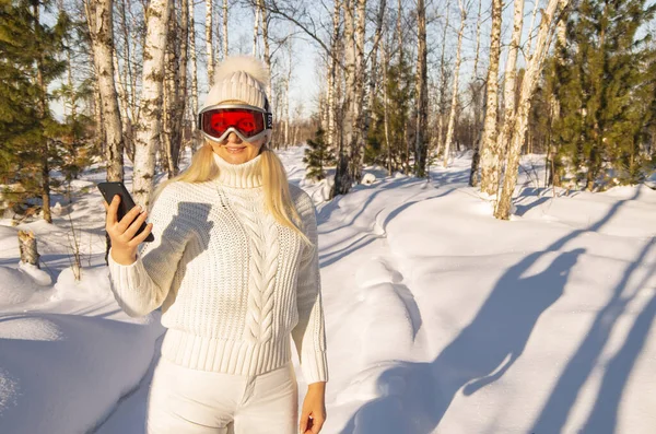 Glückliche Junge Skifahrerin Genießt Winterurlaub Den Bergen Und Macht Ein — Stockfoto