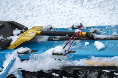 Karda bir kar aracının yakın çekimi