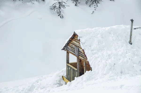 Minimalistische Winterlandschaft Mit Holzhaus Verschneiten Bergen Landschaftsfotografie — Stockfoto