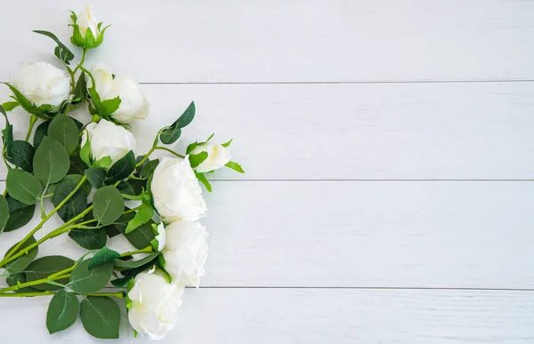 Feestelijke Achtergrond Kleurrijke Rozen Houten Witte Achtergrond Kopieer Ruimte Wenskaart — Stockfoto