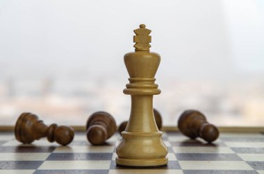 Yalancı piyonların, liderlerin ve rekabetin arasında Satranç Kralı