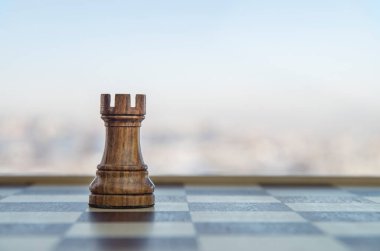 Kale. Arkasında satranç taşı olan satranç tahtası. Fotokopi alanı ile iş dünyası konsepti ve strateji konsepti olarak iş görüşmeleri.