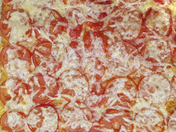 Sabrosa pizza margarita con tomates y queso. Vista superior de la margarita de pizza caliente. Con espacio de copia para texto. Puesta plana —  Fotos de Stock