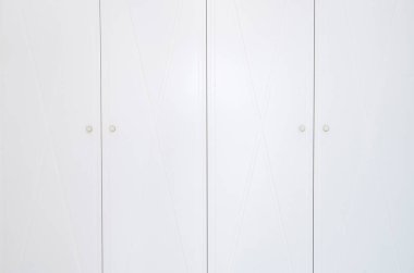 Beyaz ahşap dolap kapıları arka plan dokusunu kapatır