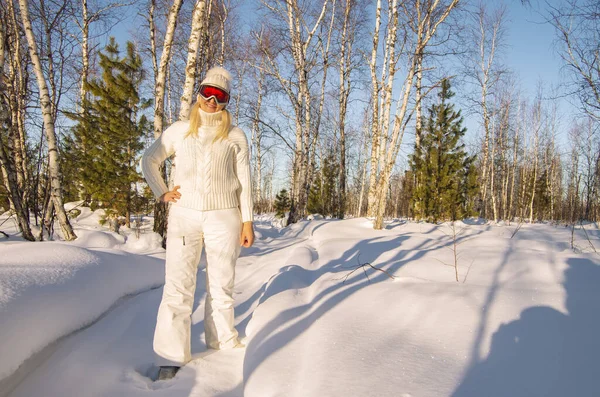Glückliche junge Frau genießt Winterurlaub im verschneiten Wald — Stockfoto