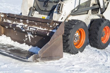 Buldozer kar temizleme, kazıcı kovasını kapatma, makine için yolu temizleme.