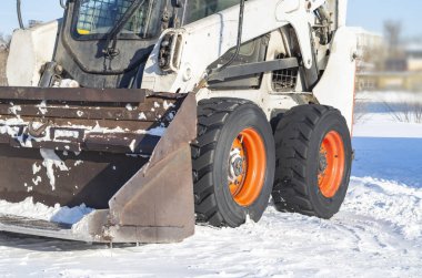 Buldozer kar temizleme, kazıcı kovasını kapatma, makine için yolu temizleme.