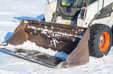 Buldozer kar temizleme, kazıcı kovasını kapatma, makine için yolu temizleme.