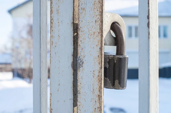 Sikkerhetskonsept Gammel Rustent Metallhengelås Lys Bakgrunn Kopirom – stockfoto