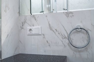 Banyoda ışık düğmesi olan modern duş..