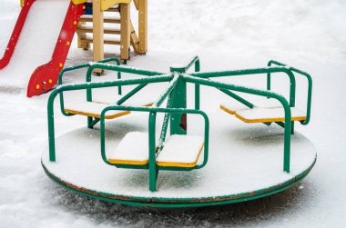 Beyaz karın altında çocuk atlıkarınca.