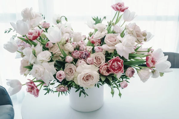 Ramo Flores Primavera Colores Brillantes Rosas Delicadas Blancas Rosadas Tulipanes — Foto de Stock