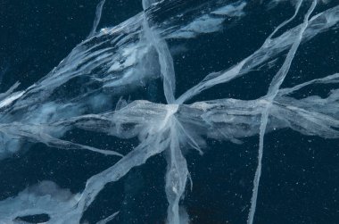 Baykal Gölü 'nün donmuş tabakasında kalın bir buz tabakasında çatlaklar var.