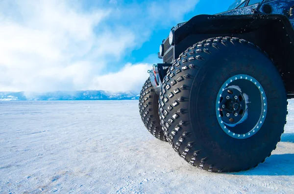 Primer Plano Las Ruedas Con Neumáticos Nieve Fondo Navidad Invierno — Foto de Stock