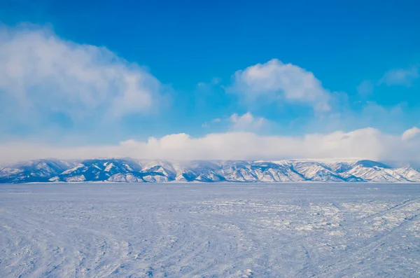 Karla Kaplı Dağların Kış Manzarası — Stok fotoğraf