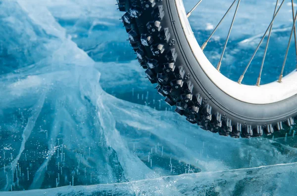 Ποδήλατο Στον Πάγο Κοντινό Πλάνο Ενός Βουλωμένου Ελαστικού Ποδηλάτου Στο — Φωτογραφία Αρχείου