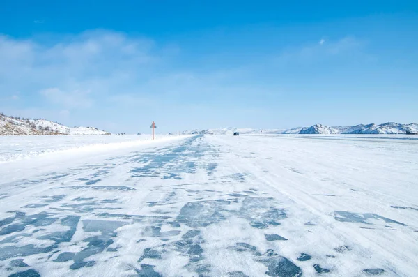 Ijsoppervlak Van Baikal Ijsweg Waarlangs Winter Met Auto Van Het — Stockfoto