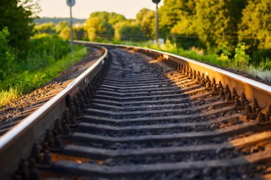 Gün batımında demiryolu uzanıyor.