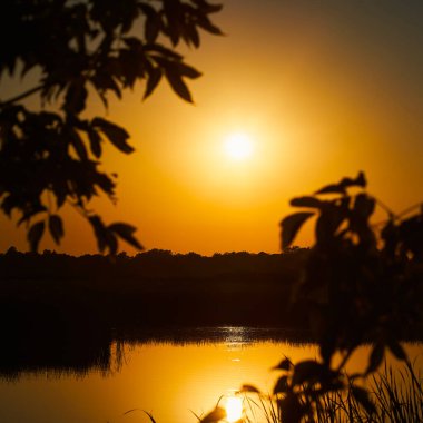 Nehrin üzerinde batan güneşin kare siluet fotoğrafı