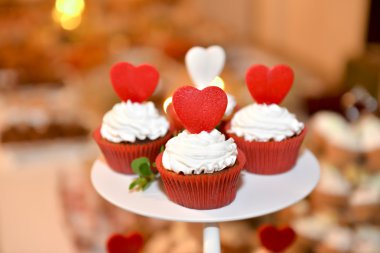 Bir tablo üzerinde tatlı kek