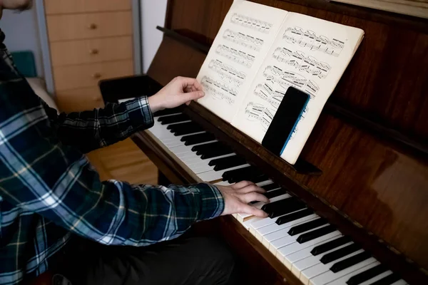 Professor Tocando Piano Durante Sua Aula Online — Fotografia de Stock