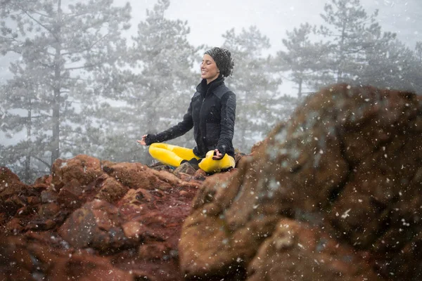 Mujer Meditando Practicando Yoga Cima Montaña — Foto de Stock