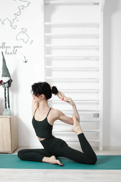 Ung Kvinna Som Utövar Yoga Sin Egen Lägenhet Och Njuter — Stockfoto