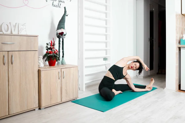 Ung Kvinna Som Utövar Yoga Sin Egen Lägenhet Och Njuter — Stockfoto