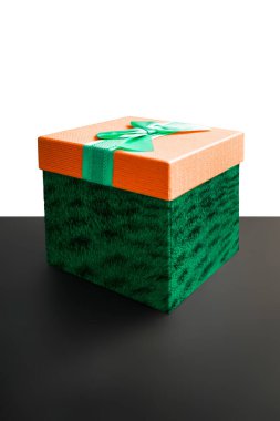 Ürkütücü renklerde yaratıcı bir hediye