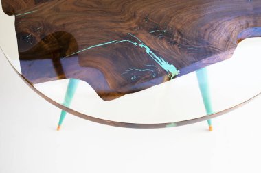 Beyaz arka planda ceviz ağacından yapılmış modern el yapımı bir masa.