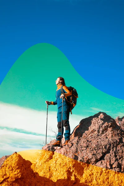 Mujer Disfrutando Del Sol Paseo Aire Libre — Foto de Stock