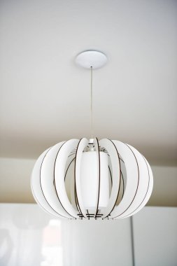 Beyaz avize yenilenmiş bir ev