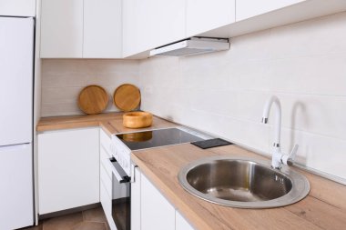 Yenilenmiş bir dairede yeni bir mutfak.