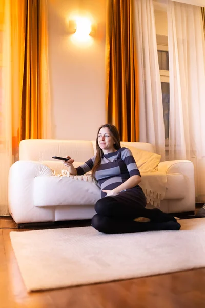 Hermosa Mujer Embarazada Viendo Televisión Apartamento Moderno — Foto de Stock