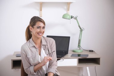 Evden uzakta çalışan modern bir genç kadın.