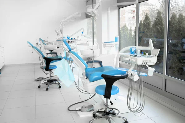Wnętrze Nowoczesnego Gabinetu Dentystycznego Nowiutkimi Fotelami Dentystycznymi — Zdjęcie stockowe