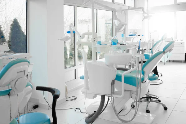 真新しい歯医者椅子と現代の歯医者のオフィスのインテリア ストックフォト