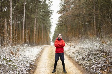 Vahşi doğadaki bir koşucunun portresi.