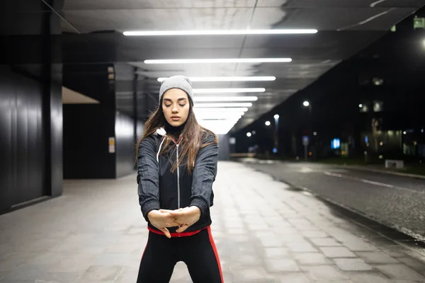 Female Stretching Her Both Hands Her Outdoor Training — Fotografia de Stock