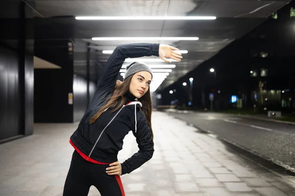 Mujer Estirando Lado Derecho Antes Entrenamiento Ciudad — Foto de Stock